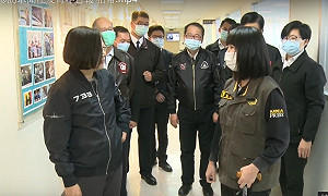 (影)蔡英文視察軍聞社  慰勉女新聞官陳映竹早日康復