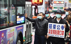 侯友宜放學時段赴公車站宣導戴口罩  達成率100％