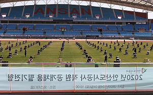 武漢肺炎》嚴格遵守「社交距離」  南韓企業在足球場進行招考