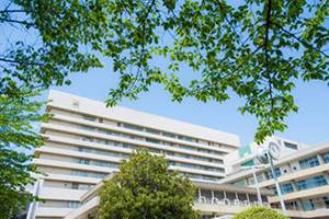 實習醫生不顧禁令參加聚會！日本慶應大學醫院爆「18人群聚感染」