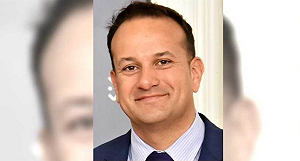 重披白袍！愛爾蘭總理與醫護人員共同抗疫