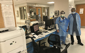 美媒前進紐約醫院 驚見ICU醫護人員套「垃圾袋」當防護衣