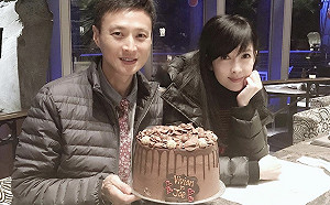 周慧敏不要看！老公倪震私會小29歲短髮大眼妹