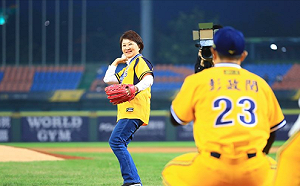 作球給網民殺?  盧秀燕發文哪個工作沒做過  網歪樓：台中市長