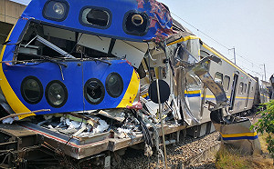 (影) 撞擊瞬間曝光! 高雄火車撞聯結車 車頭都撞爛  4人受傷