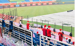 中華職棒貼假人球迷照宣布比賽延期  網友笑稱：快！幫觀眾開傘！