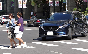 新北罰車輛未禮讓行人每天30多件  最高罰3600元