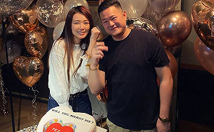 真的要嫁了！ㄚ頭求婚現場爆哭 男友祭「家傳手銬」緊緊銬牢