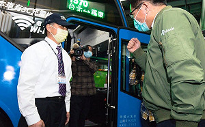 國道客運運量大跌95.6%！林佳龍宣佈加碼2.3億助業者紓困