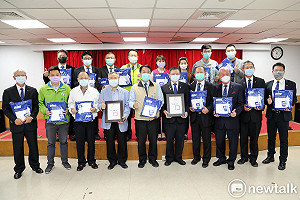 扶輪社捐贈2000件防護衣　黃偉哲喜迎防疫物資及時雨