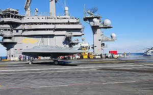 武漢肺炎》羅斯福號爆美軍首例死亡  4千人上岸隔離