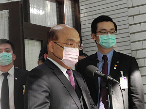 旅美30年夫妻染疫返台挨轟   蘇貞昌喊話「國人不平但別計較」