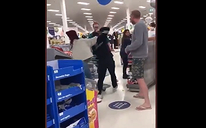華人之恥！情侶不甩限購瘋搶超市奶粉 被制止竟激動脫口罩想打老人