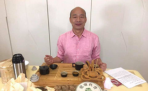 (影)「粉紅」韓國瑜直播亮相  駁沒行程抹黑：不屑一顧！