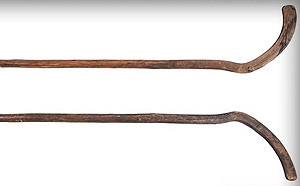 (影)老夫妻壁櫥翻出170年歷史冰球棍　拍賣價恐飆破1億台幣