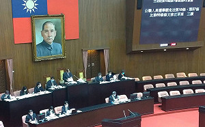 立院三讀》家長免煩惱了！  6歲以下兒童可陪同進投票所