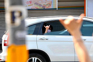 Wecare高雄宣傳罷韓投票  籲民眾「戴口罩、站開開」