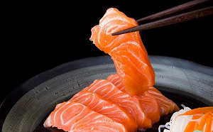 鮭魚生魚片暗藏寄生蟲危機？靠「技術」能斷絕感染風險