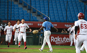 中職／索沙觸身球釀禍 樂天和富邦人馬場上對峙爆發衝突