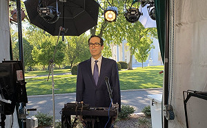 救急支票印總統名挨轟「公器私用」美財長為川普緩頰：是我的主意