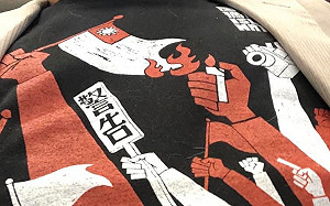 穿燒國旗裝 丁允恭：當代史戲劇主題衣  抽象呈現抗議場面