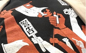 總統府發言人穿燒國旗衣引爭議  羅智強：還拗! 下台一萬次也不夠