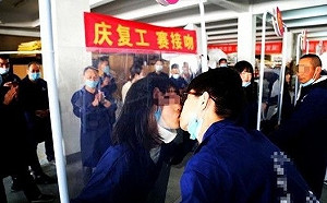 大國風範相濡以沫？ 江蘇家具廠無視肺炎  辦「接吻比賽」慶復工