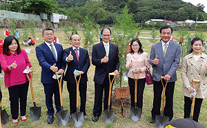 三位立法院長民主議政園區首度合體  世界地球日齊種樹