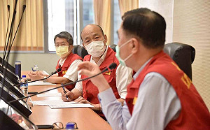 韓國瑜全面醫護篩檢挨轟智障 網：根本想封城拖罷免