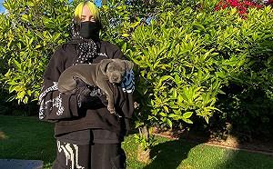 怪奇比莉居家隔離期間中途小狗勾　心被撩走忍不住直接收編啦！