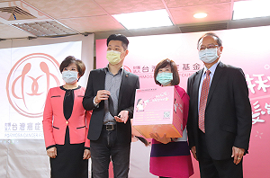 剪下20多年長髮助癌友 林昶佐：變阿拉丁女兒瞬間變開心