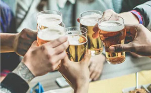 抓到！澳洲3男無視群聚限制躲屋頂喝酒 警方空中捕獲下令趕人