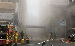 現場直擊》(影)林森錢櫃大火  民眾在陽台揮手求救