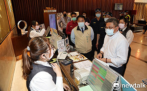 錢櫃大火！ 黃偉哲緊急率市府聯合稽查突檢KTV