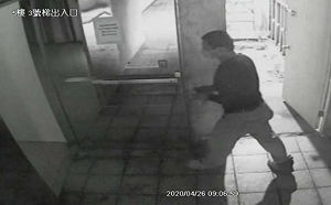 錢櫃大火》監視器畫面曝光！工頭進入儲藏室疑充電  1小時45分鐘後起火