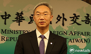 轉機老美意外留台治療武肺 成為台美衛福部長熱線小故事