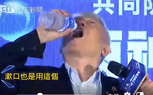蔡董示範喝水神..... 林淑芬驚呼：天啊！衛福部要不要管一管