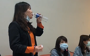 旺旺代表當眾喝「水神」  網嘲諷 : 這家公司福利一定很好 不然就是....