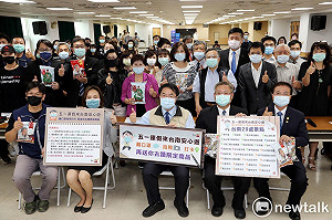 黃偉哲與旅宿業早餐會 送文創邀全民五一連假安心遊台南