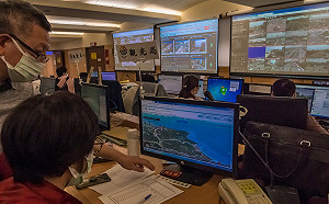 五一連假新北響起人潮警訊 區長馳赴現場查驗樂伴「佳玲」