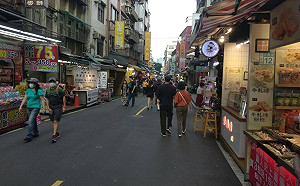 「1968」又有問題？  洪孟楷PO淡水老街照：這樣叫人潮略多？