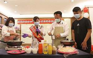 向自強媽媽致敬！嘉義縣、市長同台展廚藝