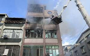 (影)高雄名醫住宅大火  2大3小送醫不治 疑為電器短路釀災
