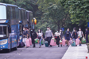 康定岳飛兩艦解除隔離官兵 離開宜蘭檢疫所