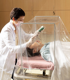 武漢肺炎》降低醫護染疫風險！成大「戰疫型防護罩」登國際期刊