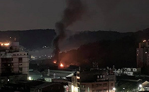 凌晨驚聞爆炸聲！五股電鍍工廠鐵窗冒火舌 延燒隔壁4戶大量可燃物