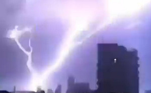 (影)網驚:天滅中共?  湖北12hrs閃電14萬次!  武漢35度高溫秒變「雷電肆虐」