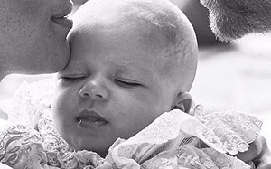 哈利王子曬愛兒照 亞契滿周歲獻公益處女秀咯咯笑