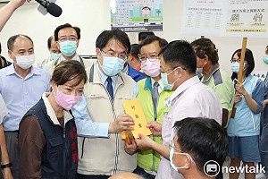 黃偉哲指示紓困從速從簡從寬 並親發十份一萬紓困金