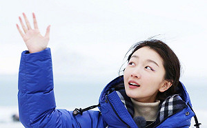 周冬雨暖心舉動曝光！深夜送失憶老人上警局